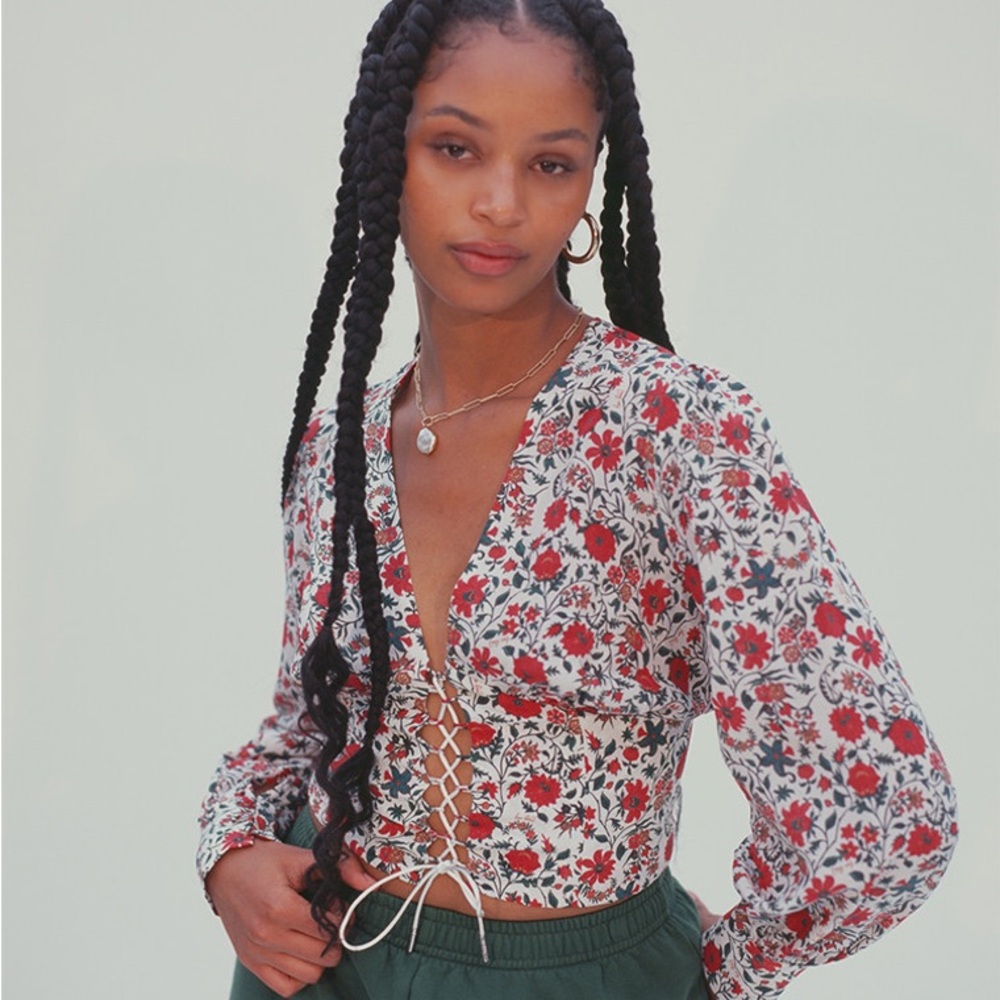 Realisation Par The Bennie in White Batik Floral Silk Lace-Up Blouse -